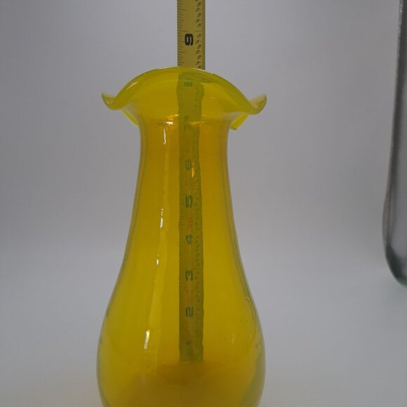 Vintage Yellow Blown Glass Vase With Ruffled Edge - Picture 7 of 10